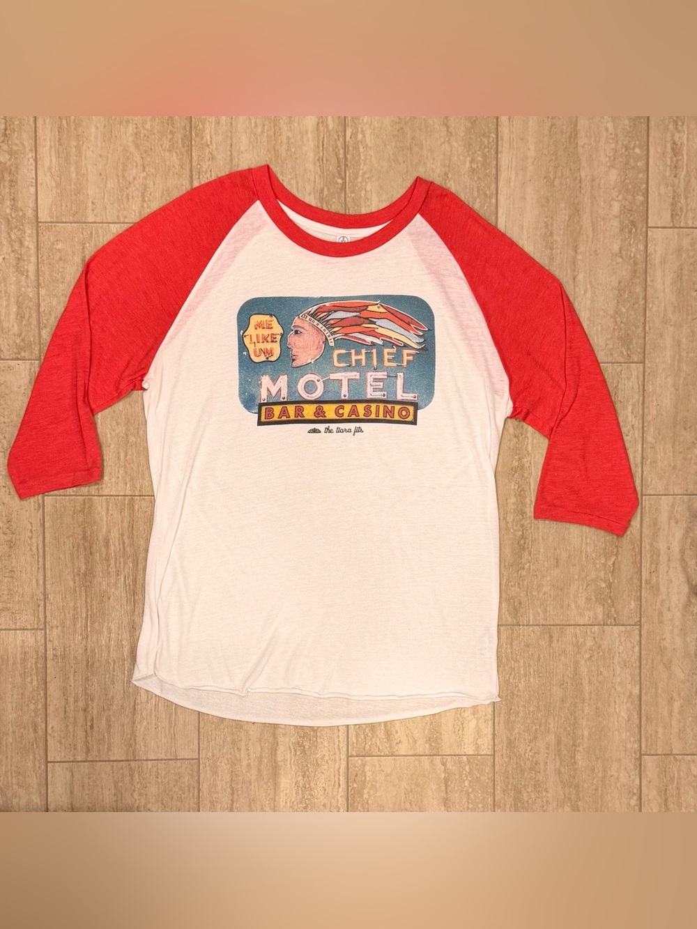 Vintage-Style Chief Motel Bar & Casino Raglan Tee Women’s White & Red Size XXL
